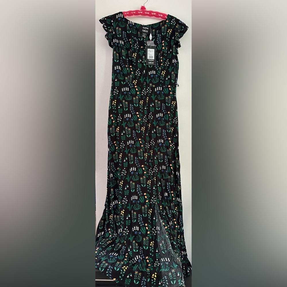 Floral black dress with pockets!